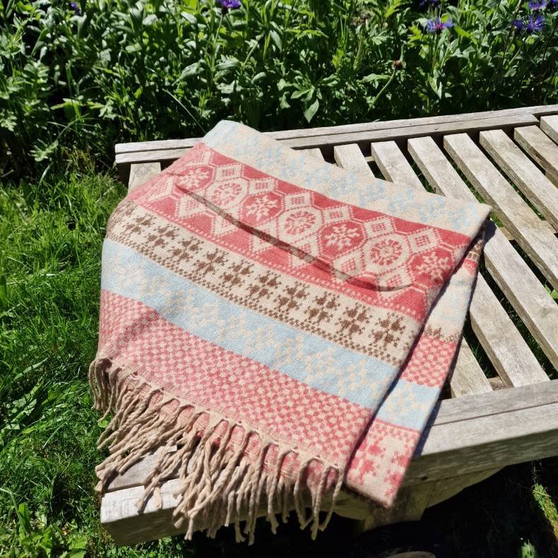 Grafisk uldtppe lysebl/rosa/brun