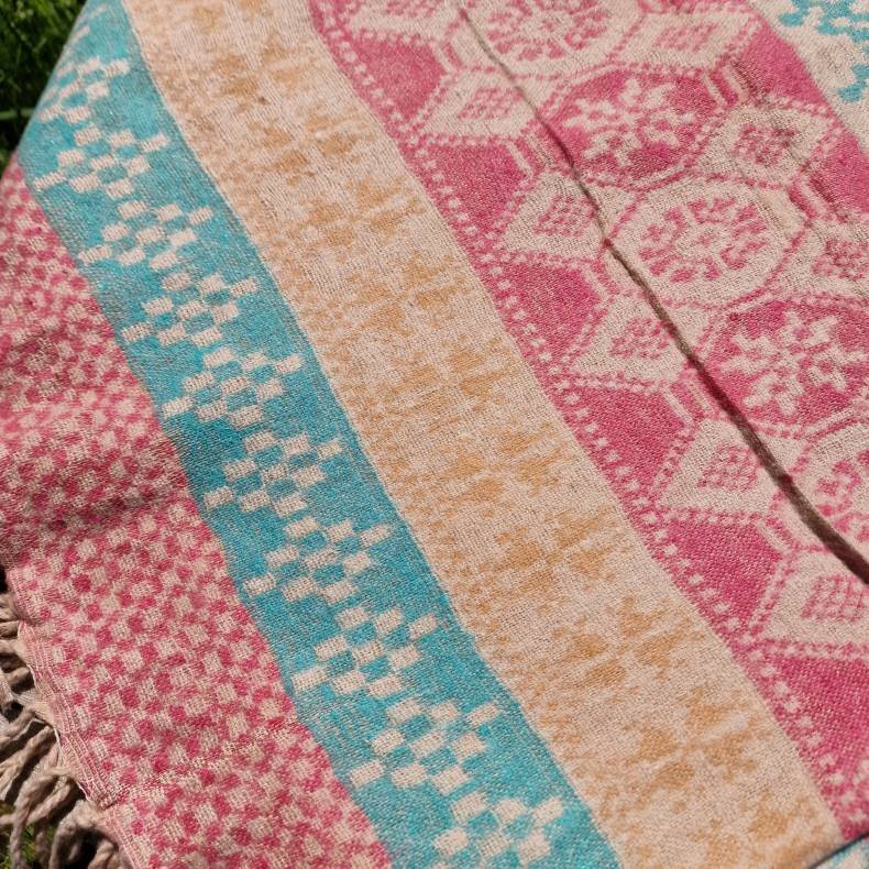 Grafisk uldtppe rosa tern pink/turkis/gul