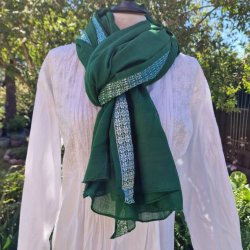 Grnt trklde med hvid bort