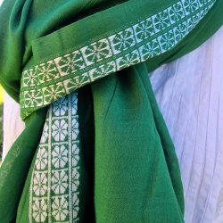 Grnt trklde med hvid bort