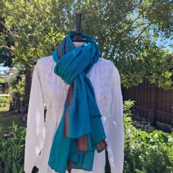 Turkis trklde med rd/gul bort