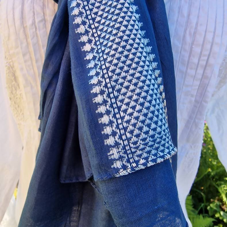 Blt trklde med bred hvid bort