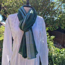 Grnt trklde med fin hvid bort