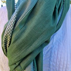 Grnt trklde med fin hvid bort