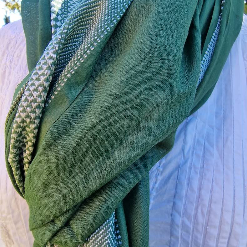 Grnt trklde med fin hvid bort