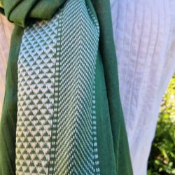 Grnt trklde med fin hvid bort