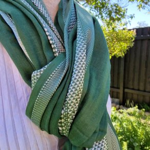 Grnt trklde med fin hvid bort