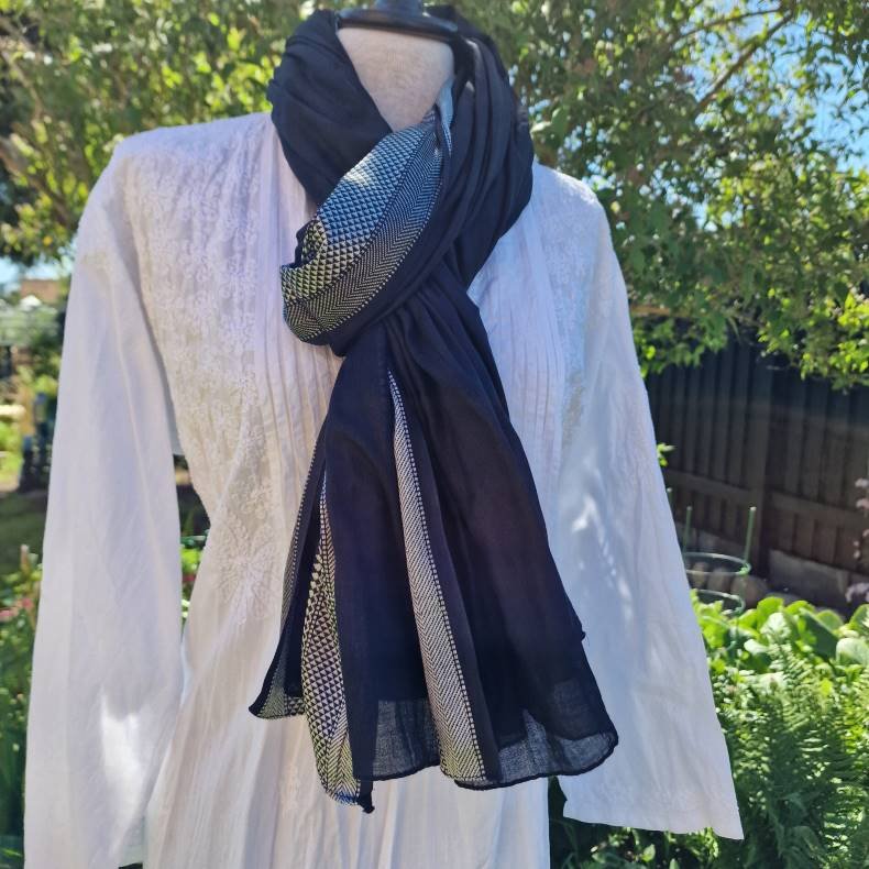 Sort trklde med hvid bort