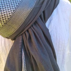 Sort trklde med hvid bort