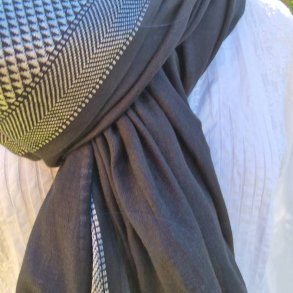 Sort trklde med hvid bort