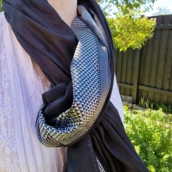 Sort trklde med hvid bort