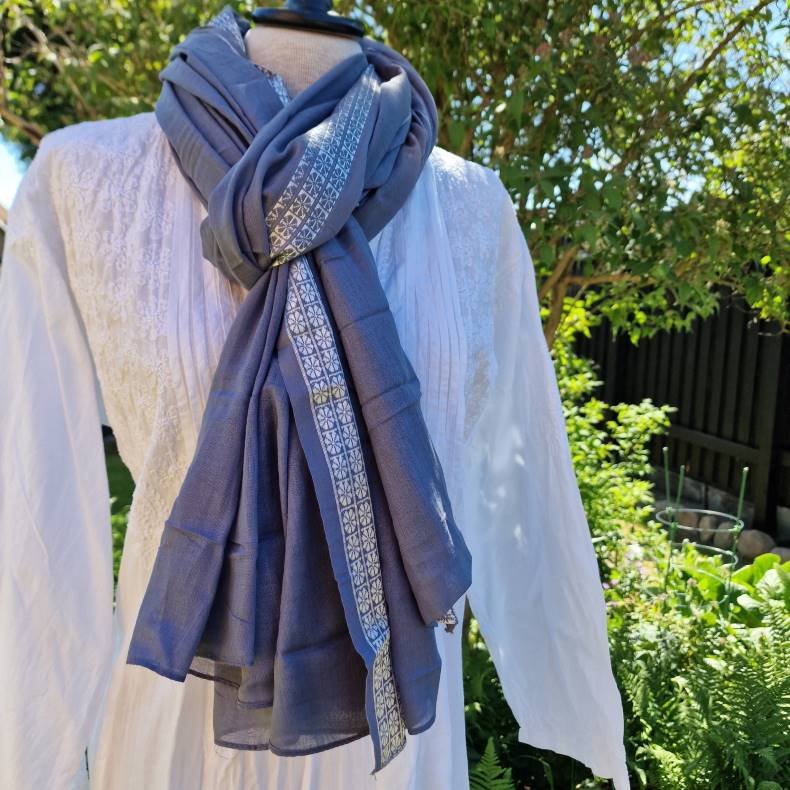 Gr�t t�rkl�de med hvid bort