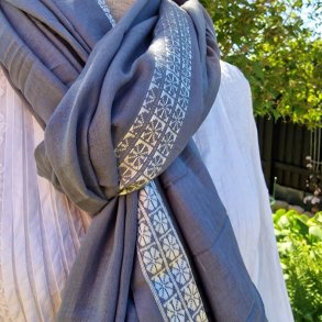 Gr�t t�rkl�de med hvid bort