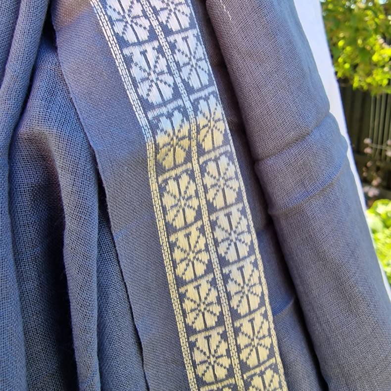 Gr�t t�rkl�de med hvid bort