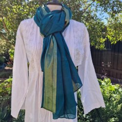 Gr�nt t�rkl�de med bred gylden bort