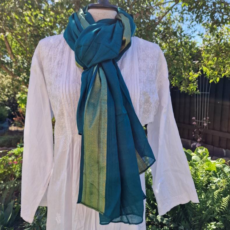 Gr�nt t�rkl�de med bred gylden bort