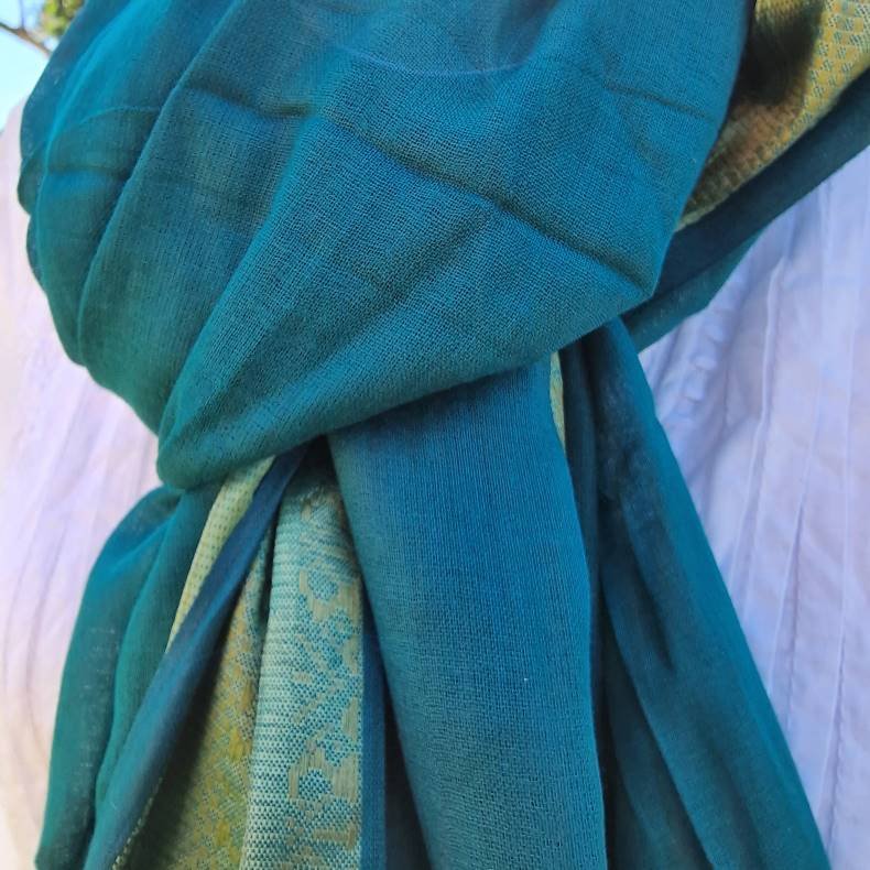 Gr�nt t�rkl�de med bred gylden bort