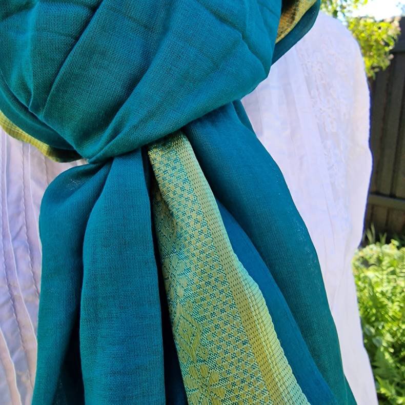 Gr�nt t�rkl�de med bred gylden bort