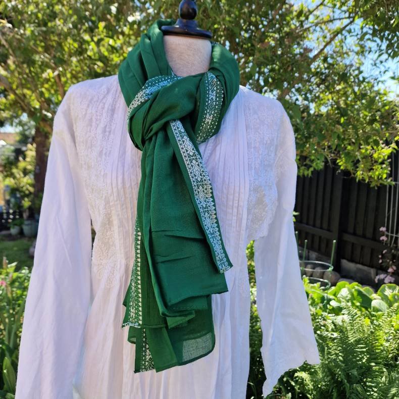 Gr�nt t�rkl�de med hvid bort