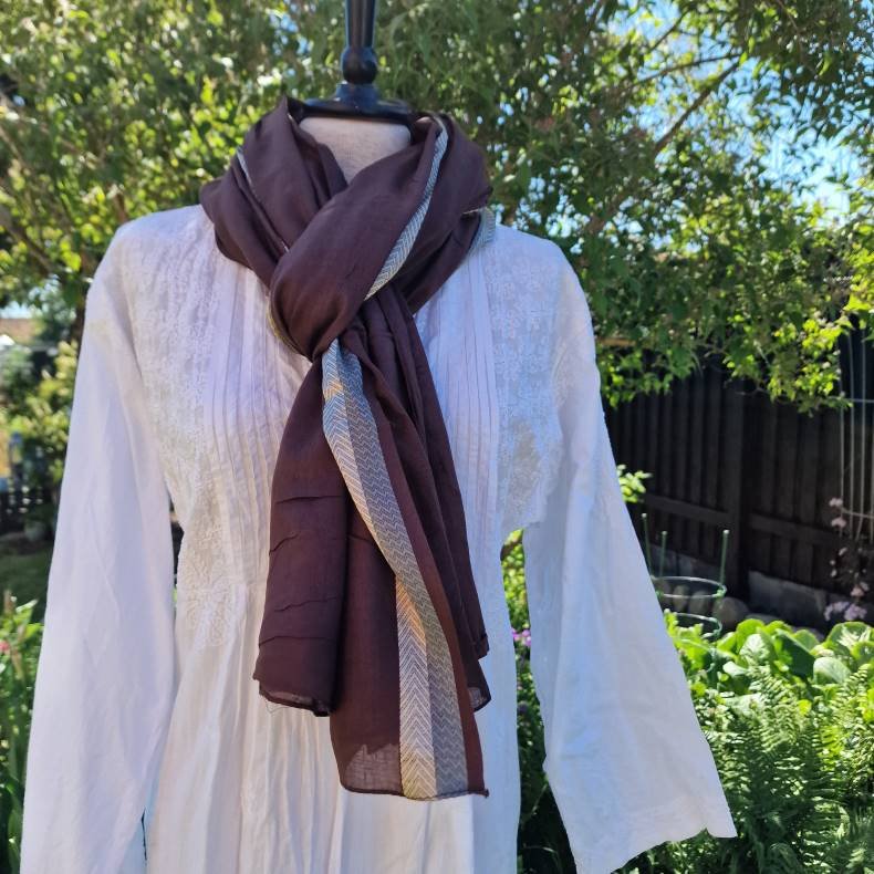 Brunt trklde med gylden/gr bort