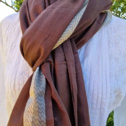 Brunt trklde med gylden/gr bort