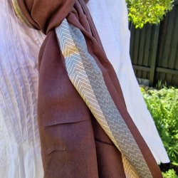 Brunt trklde med gylden/gr bort