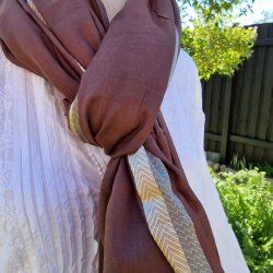 Brunt trklde med gylden/gr bort