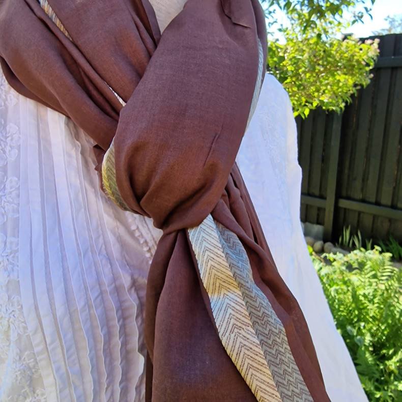 Brunt trklde med gylden/gr bort