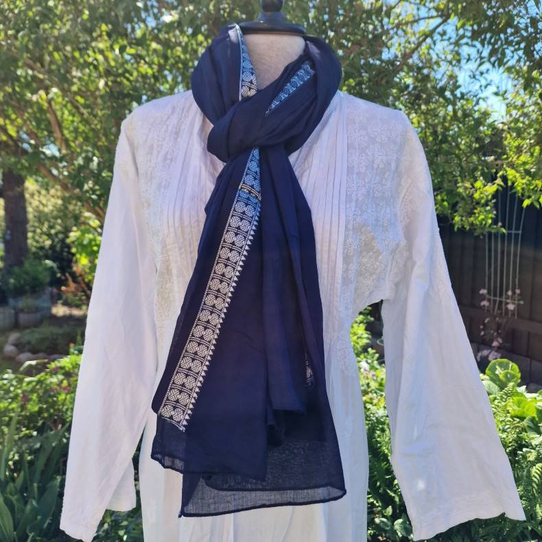 Bl mrkt trklde med hvid bort 