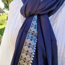 Bl mrkt trklde med hvid bort 