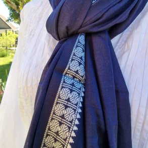 Bl mrkt trklde med hvid bort 