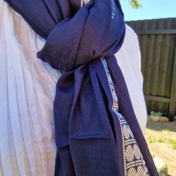 Bl mrkt trklde med hvid bort 