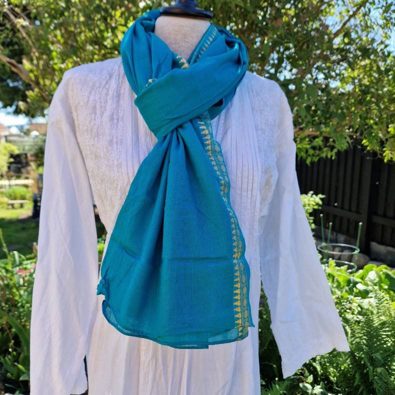 Gr�nturkis t�rkl�de med gylden bort