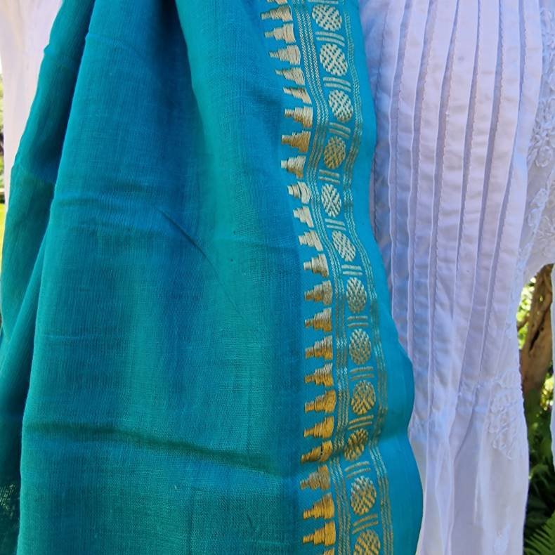 Gr�nturkis t�rkl�de med gylden bort