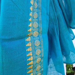 Gr�nturkis t�rkl�de med gylden bort