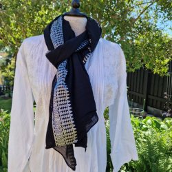 Sort t�rkl�de med smuk hvid bort