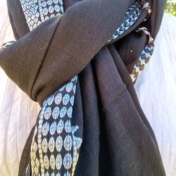 Sort t�rkl�de med smuk hvid bort