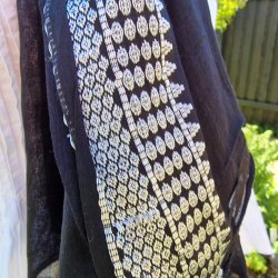 Sort t�rkl�de med smuk hvid bort