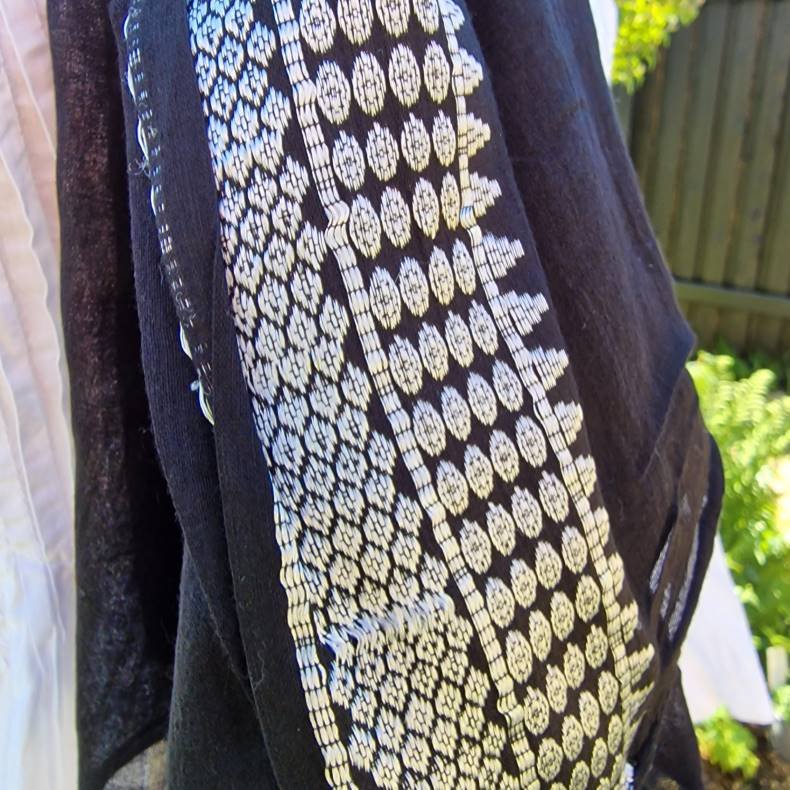 Sort t�rkl�de med smuk hvid bort