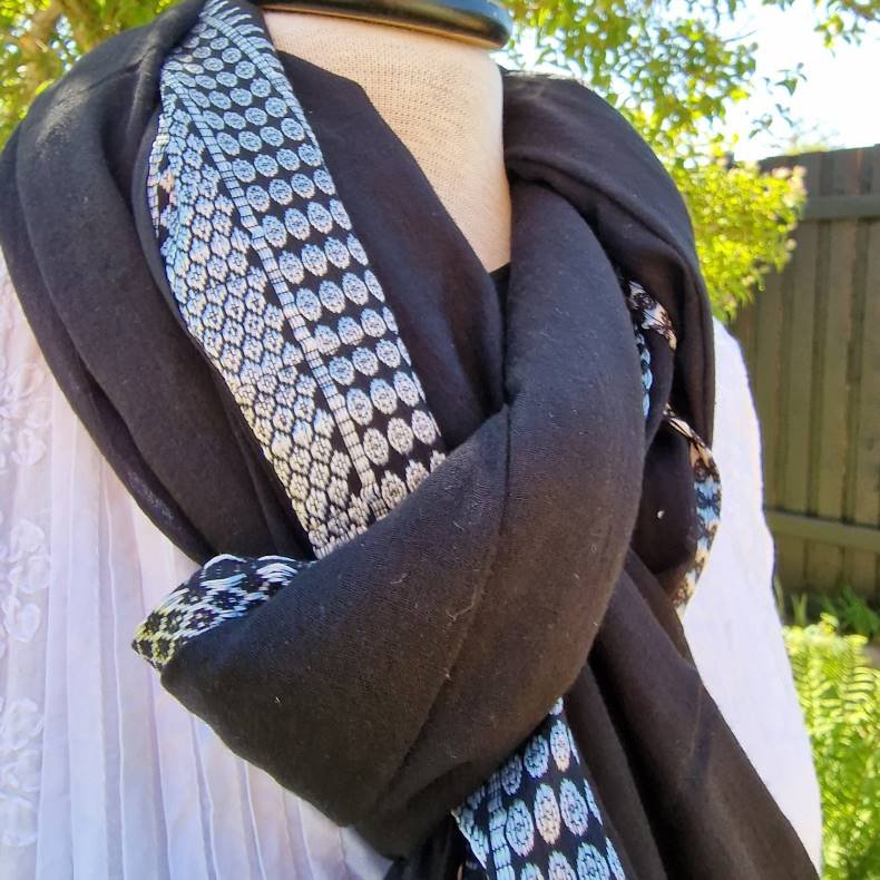 Sort t�rkl�de med smuk hvid bort