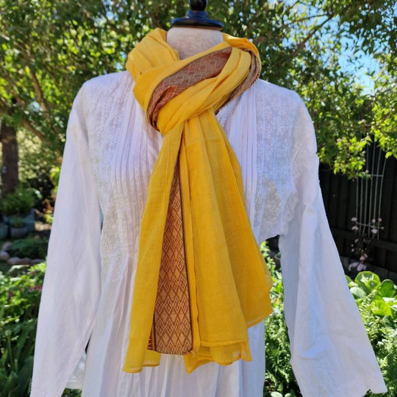 Gult t�rkl�de med bred gylden/r�d bort