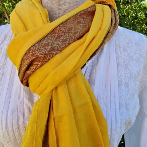 Gult t�rkl�de med bred gylden/r�d bort