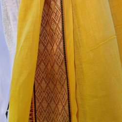 Gult t�rkl�de med bred gylden/r�d bort