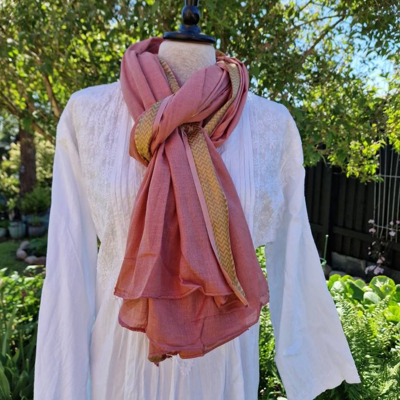 Rosa t�rkl�de med gylden zikzak bort