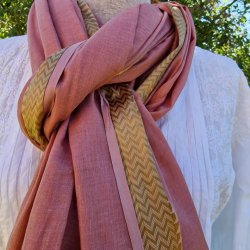 Rosa t�rkl�de med gylden zikzak bort