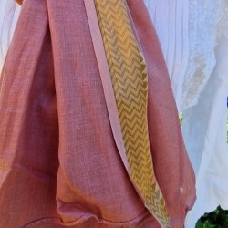 Rosa t�rkl�de med gylden zikzak bort