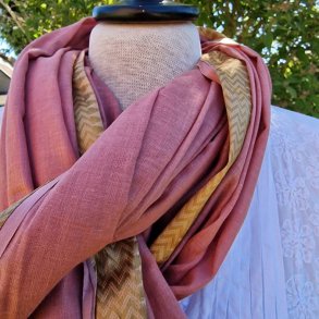 Rosa t�rkl�de med gylden zikzak bort