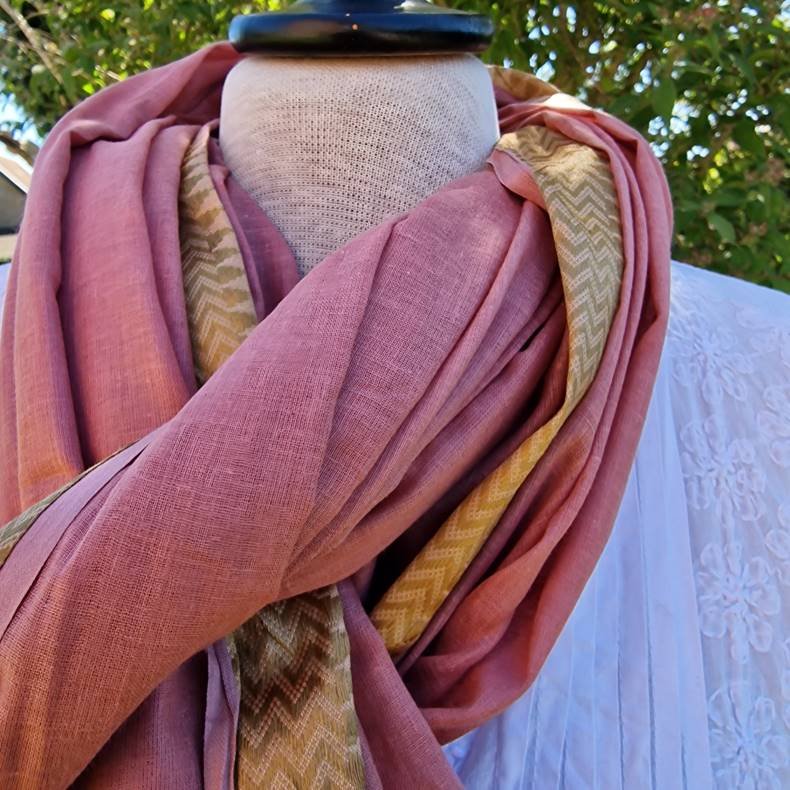 Rosa t�rkl�de med gylden zikzak bort