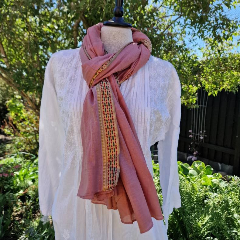 Rosa t�rkl�de med bred gylden/r�d/gr�n bort