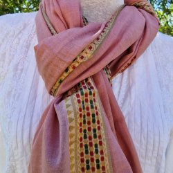 Rosa t�rkl�de med bred gylden/r�d/gr�n bort